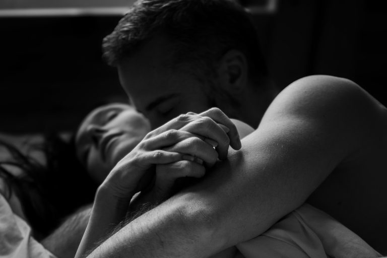 photo des mains d'un couple qui se fait un câlin intimiste d'un couple