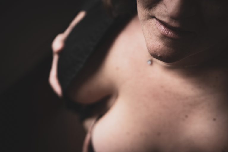 photo d'une femme de façon intimiste