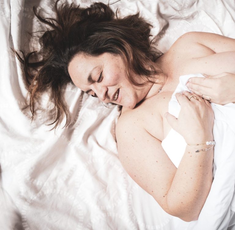 phto d'une femme dans des draps blancs