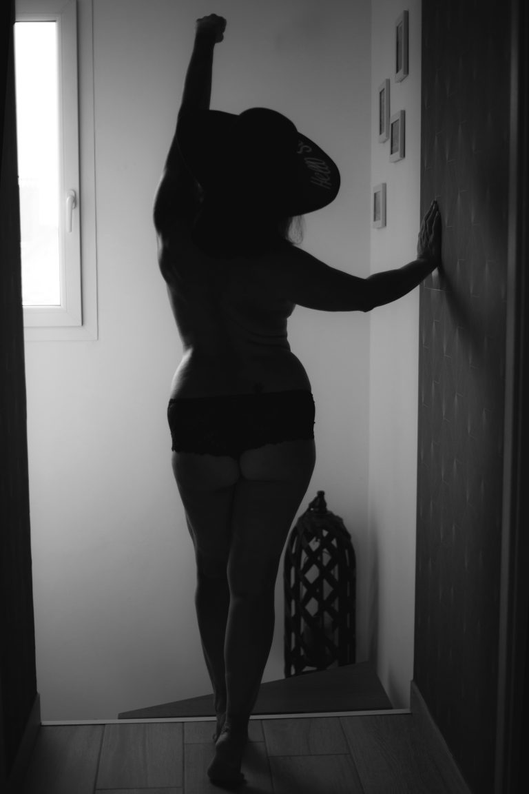silhouette de femme le point levée