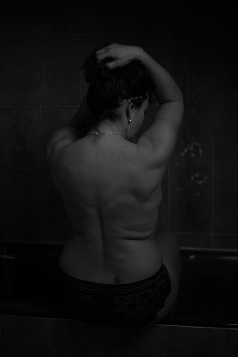 photo intimiste de femme dans sa salle de bain
