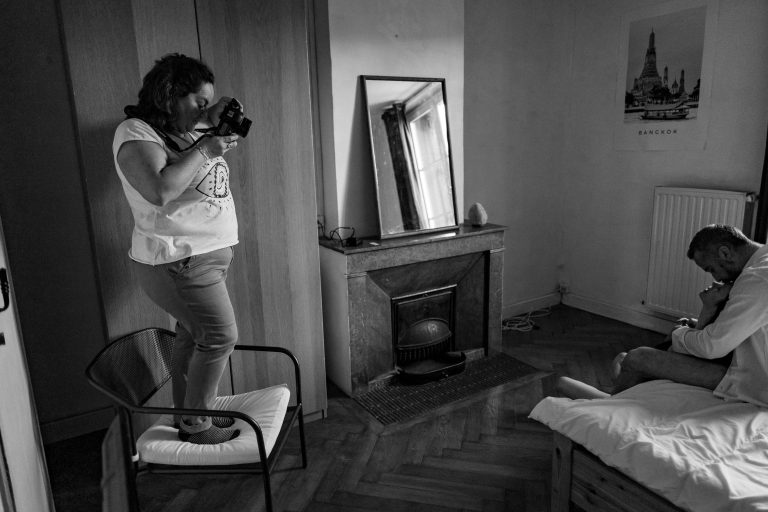 photographe qui explique à ses modèles comment poser pendant une séance intimiste