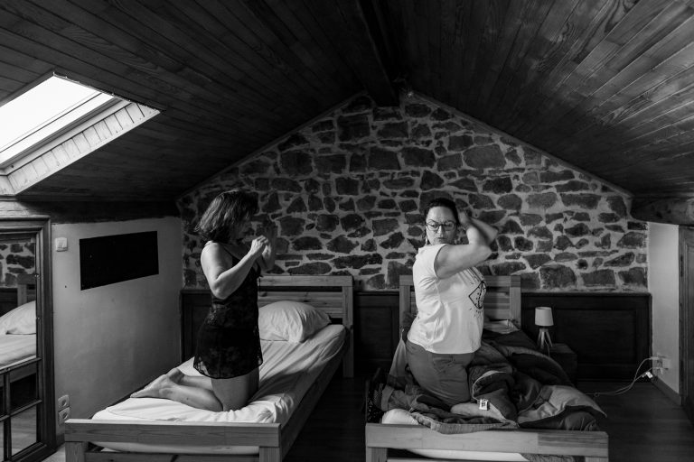 photographe qui montre à ses modèles comment poser pendant une séance intimiste